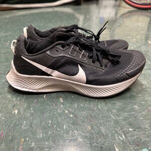 Black Nike Pegasus running shoes